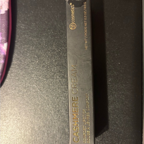 Makeup Lot (Small Makeup Bag with 4 items) - Picture 2 of 7